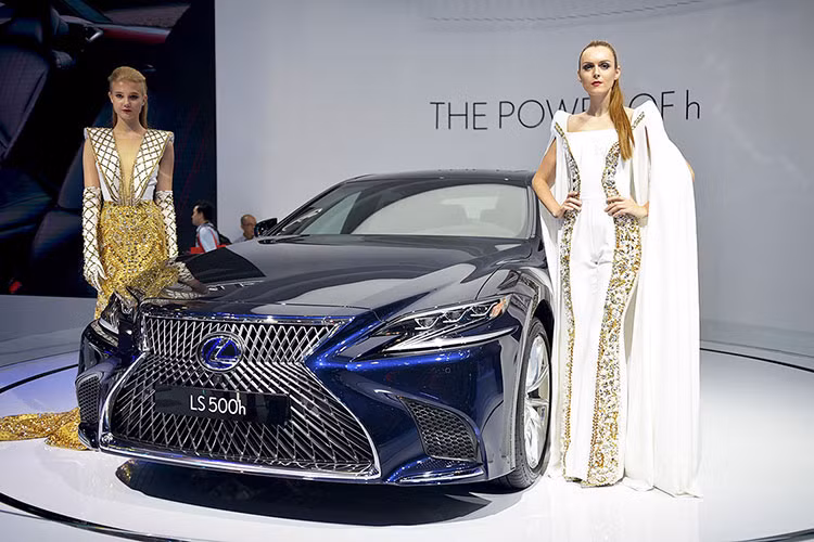 Về an toàn, LS 2018 có hai gói Lexus Safety System và Advanced Safety Package. Nhờ đó, xe có hệ thống phát hiện người đi bộ và đánh lái chủ động để tránh chệch làn đường. Hiện tại, chưa rõ kế hoach phân phối và mức giá bán ra của LS thế hệ mới nói chung và LS500h nói riêng của Lexus tại Việt Nam nhưg chắc chắn nó sẽ tạo sức hút đối với những tín đồ đam mê thương hiệu xe sang Nhật Bản.