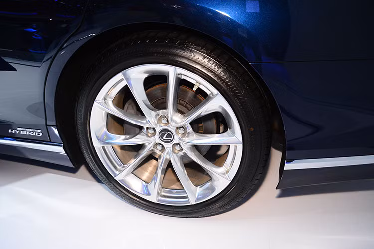 Mẫu xe sang hybrid này sở hữu tùy chọn 1 trong 5 loại la-zăng khác nhau. Các kỹ sư thiết kế của Lexus đã tận dụng ưu thế trọng tâm thấp và phân bố trọng lực tối ưu từ khung xe GA-L của LS để tạo nên khung gầm thấp hơn và chiều dài cơ sở lớn, mang đến một diện mạo bề thế cho chiếc xe. Cửa sổ trời của xe cũng được thiết kế dạng trượt khác biệt trên nóc.