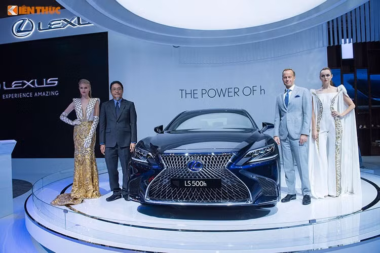 Tâm điểm của khu trưng bày Lexus tại triển lãm ôtô Việt Nam (VMS) 2017 năm nay chính là là sự xuất hiện của mẫu xe hạng sang "xe xanh hybrid" Lexus LS500h thế hệ mới. Như vậy, mẫu xe này đã tới Việt Nam khá sớm khi chỉ vừa mới được ra mắt lần đầu tiên tại thị trường Thế giới vào đầu năm nay tại triển lãm Detroit 2017.
