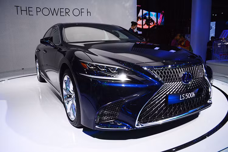 Ngoài ra, thương hiệu xe sang Lexus cũng cung cấp thêm trang bị tùy chọn hệ thống treo khí với chức năng hỗ trợ ra vào. Được kích hoạt khi mở khóa xe bằng chìa khóa thông minh, tính năng hỗ trợ ra vào tự động nâng xe lên cao và mở phần đệm ghế để chào đón người lái. Để đảm bảo chiều cao không gian nội thất khi trần xe hạ thấp, LS mới được trang bị cửa sổ trời mở trượt lên trên bên ngoài trần xe.