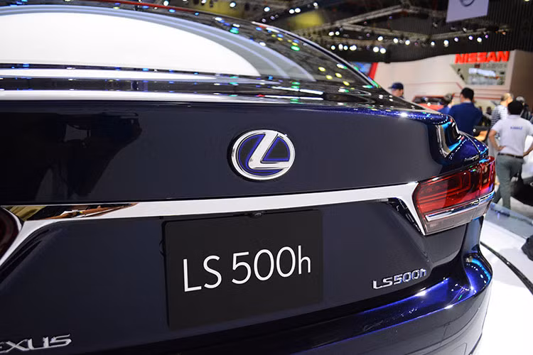 Với tổng thể bao gồm chiều dài 5235 mm, rộng 1900 mm, cao 1450 mm và trục cơ sở dài 3125 mm, mọi chiếc LS thế hệ mới đều có kích thước gần tương đương với các phiên bản "thân dài" của hai hãng xe sang Đức là mẫu BMW 7 Series hay Mercedes S-Class. Điều này đảm bảo cho nội thất của xe sẽ rộng hơn các đối thủ trên lý thuyết.