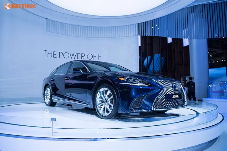 Hiện tại, LS là dòng xe cao cấp nhất của thương hiệu xe sang Lexus. Ra mắt lần đầu vào năm 1989, LS cũng là mẫu xe đánh dấu sự xuất hiện của thương hiệu Lexus và "đối đầu" với các đối thủ Đức như Mercedes S-Class, Audi A8 hay BMW 7 Series. Tuy nhiên với thế hệ LS mới nhất, Lexus đặt tham vọng lớn là "vượt mặt" những đối thủ này.