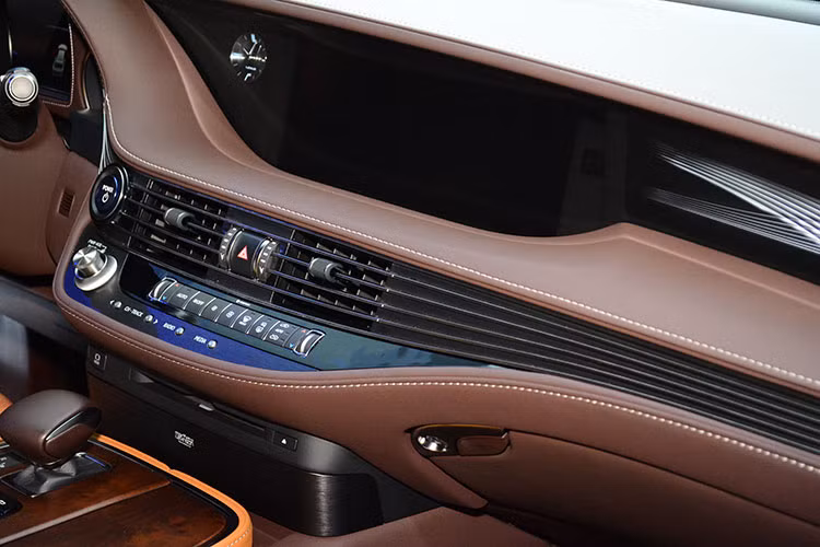 Bên cạnh màn hình hiển thị 12,3 inch, LS có thêm tùy chọn màn hình HUD 24-inch lớn nhất trên thế giới - hiển thị toàn bộ các thông tin quan trọng về xe và vận hành ở ngang tầm nhìn người lái. Hàng ghế trước chỉnh điện 28 hướng với chức năng sưởi ấm, làm mát và massage, ghế sau được trang bị tùy chọn sưởi, làm mát và mát-xa.