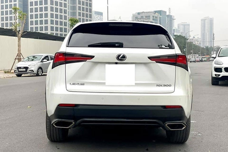 Điểm nhấn phần đầu xe Lexus NX 300 facelift đến từ cụm đèn chiếu sáng phía trước sử dụng công nghệ LED thông minh AHS với tạo hình bóng xếp tầng bắt mắt. Đèn pha/cos trên Lexus NX 300 còn tích hợp tính năng tự động bật/tắt, tự động điều chỉnh theo góc đánh lái. Xe được trang bị lazang 18inch thể thao, tay nắm cửa phát sáng và mở cửa thông minh....