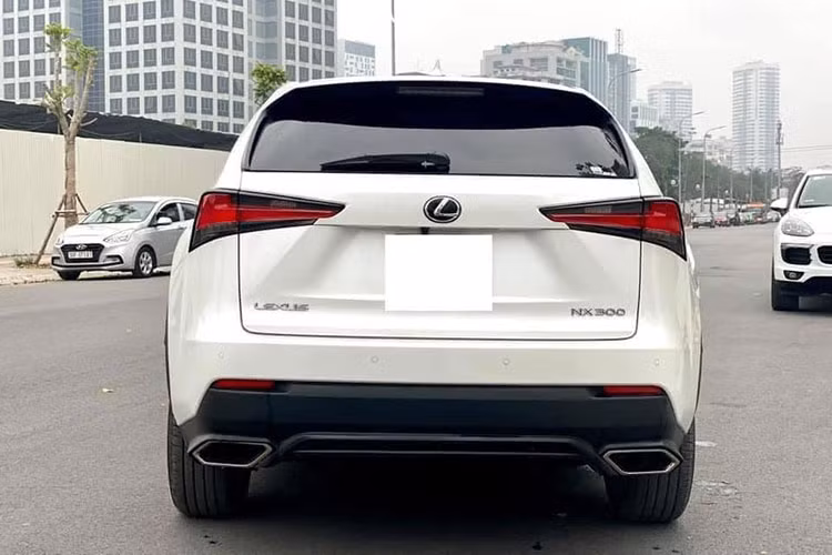 Điểm nhấn phần đầu xe Lexus NX 300 facelift đến từ cụm đèn chiếu sáng phía trước sử dụng công nghệ LED thông minh AHS với tạo hình bóng xếp tầng bắt mắt. Đèn pha/cos trên Lexus NX 300 còn tích hợp tính năng tự động bật/tắt, tự động điều chỉnh theo góc đánh lái. Xe được trang bị lazang 18inch thể thao, tay nắm cửa phát sáng và mở cửa thông minh....