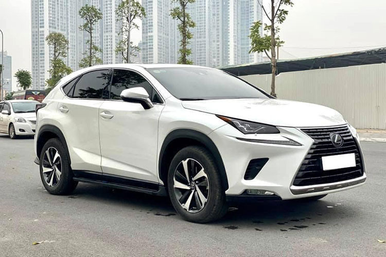 Tại thị trường Việt Nam, giá xe Lexus NX 300 2020 khi mới ra mắt được bán ra chính hãng là 2,560 tỷ đồng và đang được hỗ trợ nhiều chương trình ưu đãi cho khách hàng mua xe. Chiếc NX 300 "chạy lướt" trong bài viết này hiện đang được chào bán tại sàn xe cũ Hà Nội với mức giá tới hơn 2,6 tỷ đồng (đắt hơn xe dập thùng tới trăm triệu đồng).