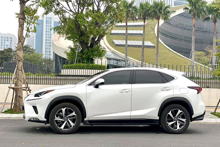 Chiếc xe Lexus NX 300 2020 mới trong bài viết này hiện đang được chủ nhân chào bán trên thị trường xe cũ sau khoảng 1 năm sử dụng. Đáng chú ý là chiếc CUV hạng sang này chỉ mới lăn bánh khoảng 4.000km, các chi tiết của xe cả trong và ngoài đều còn khá mới do ít sử dụng.
