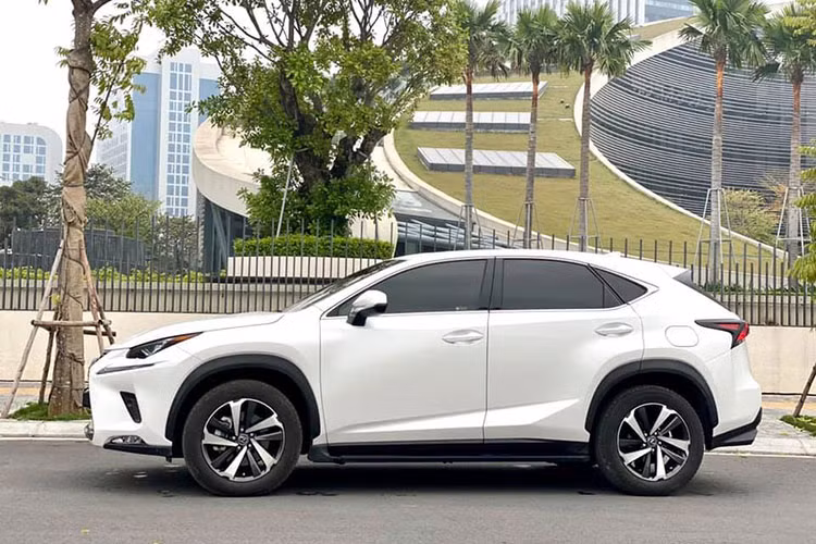 Chiếc xe Lexus NX 300 2020 mới trong bài viết này hiện đang được chủ nhân chào bán trên thị trường xe cũ sau khoảng 1 năm sử dụng. Đáng chú ý là chiếc CUV hạng sang này chỉ mới lăn bánh khoảng 4.000km, các chi tiết của xe cả trong và ngoài đều còn khá mới do ít sử dụng.