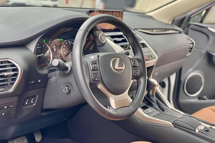 Bên trong nội thất, xe được trang bị hệ thống âm thanh 10 loa cao cấp Lexus Premium mang lại chất lượng âm thanh nén tuyệt đỉnh; sạc không dây chuẩn Qi có kích thước lớn tương thích với nhiều thiết bị, màn hình giải trí kích thước lớn 10.3 inch kết hợp với Giao diện điều khiển cảm ứng (Remote Touch Interface). NX 2020 cũng được trang bị Apple car play, Android Auto.