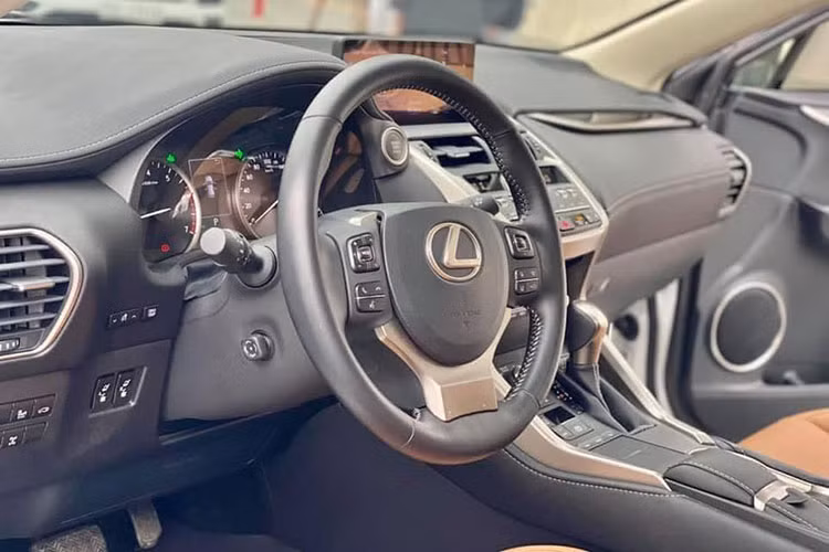 Bên trong nội thất, xe được trang bị hệ thống âm thanh 10 loa cao cấp Lexus Premium mang lại chất lượng âm thanh nén tuyệt đỉnh; sạc không dây chuẩn Qi có kích thước lớn tương thích với nhiều thiết bị, màn hình giải trí kích thước lớn 10.3 inch kết hợp với Giao diện điều khiển cảm ứng (Remote Touch Interface). NX 2020 cũng được trang bị Apple car play, Android Auto.