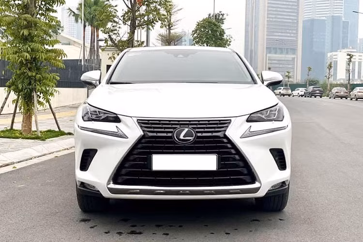 Thiết kế ngoại thất của mẫu xe CUV hạng sang Lexus NX 300 2020 hiện đại và trẻ trung phù hợp với tầng lớp khách hàng trẻ trung và năng động. NX300 có kích thước tổng thể dài x rộng x cao tương ứng 4,630 x 1845 x 1645 (mm), với kích thước không quá lớn nên xe có thể dễ dàng di chuyển trên mọi cung đường.