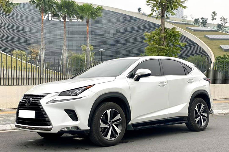 Xe sang Lexus NX thế hệ mới là dòng SUV/CUV cỡ nhỏ ra mắt lần đầu vào năm 2014, ban đầu chiếc xe này được sử dụng chung nền tảng với Toyota RAV4 với 2 phiên bản NX 200T và NX 300h. Là CUV cỡ nhỏ mới xuất hiện nên Lexus NX 300 gặp khó khăn khi đối đầu cùng các đối thủ lâu đời đến từ Đức có thể kể đến như Mercedes GLC-Class, BMW X3 hay Audi Q5.