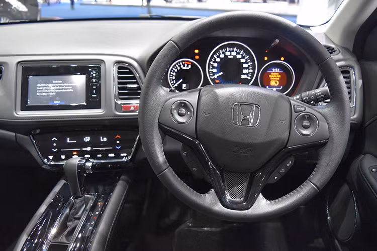 So với bản EL, HR-V RS 2018 còn có những chi tiết khác biệt như phần thân thấp bên dưới và vỏ gương ngoại thất màu đen. Màu sơn ngoại thất đỏ Passion Red Pearl như trong ảnh chỉ dành cho bản RS thể thao, tương tự những tính năng mới như cửa sổ trời toàn cảnh Paronama và hệ thống phanh thích ứng trong thành phố CTBA.