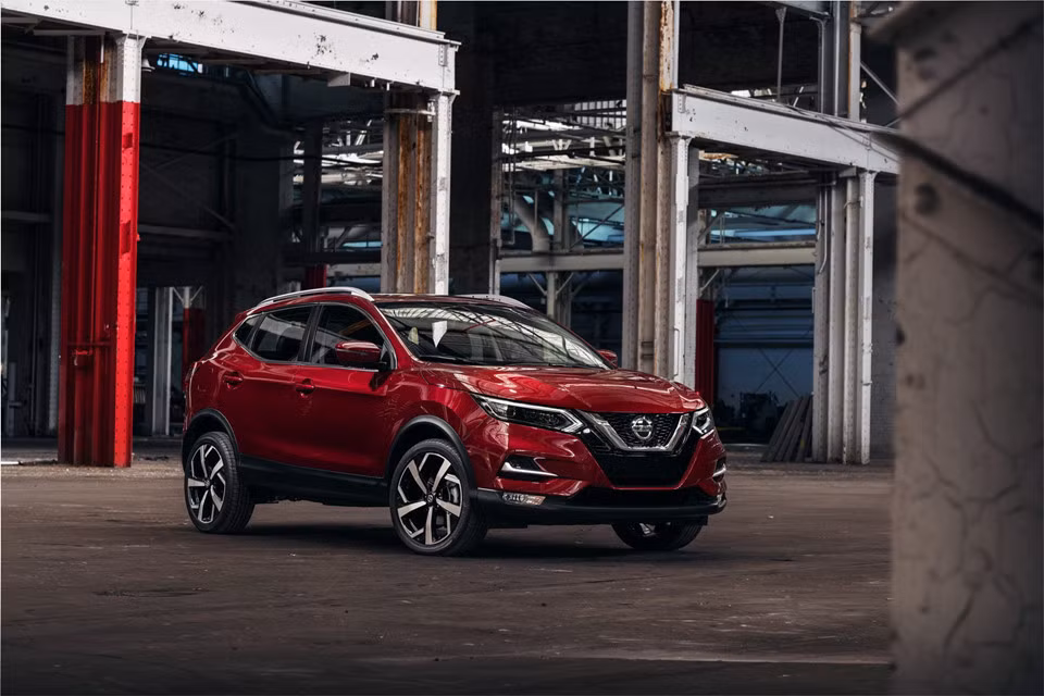 Xe sẽ có 3 cấp độ là S, SV, SL và dự kiến có mặt tại các đại lý ở Mỹ vào mùa thu năm nay. Giá bán Nissan Rogue Sport 2020 được dự đoán sẽ tăng nhẹ so với con số 22.240 USD của mô hình tiền nhiệm.