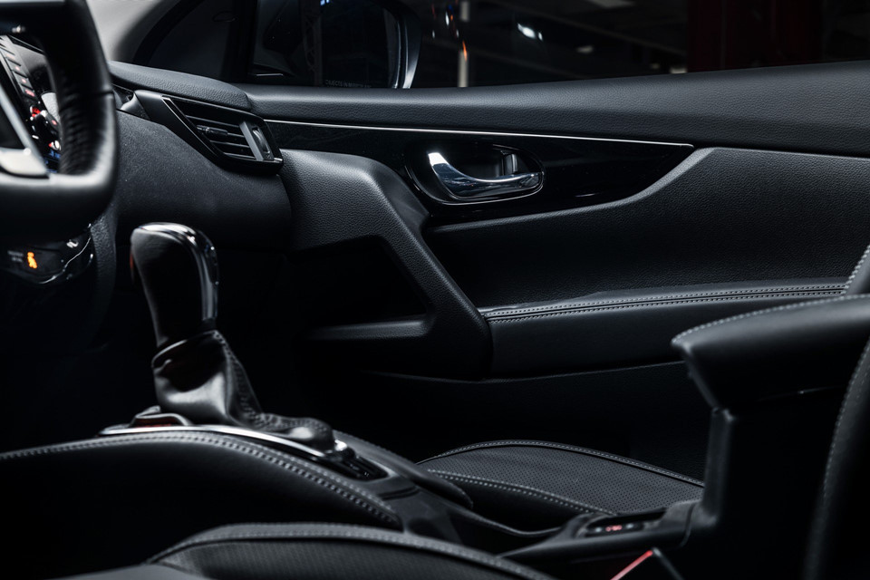 Gói an toàn Safety Shield 360 được cung cấp sẵn, gồm các công nghệ trợ lái như phanh tự động khẩn cấp, phanh tự động phía sau, cảnh báo chệch làn đường, cảnh báo điểm mù, đèn pha thích ứng và cảnh báo phương tiện cắt ngang khi lùi xe.