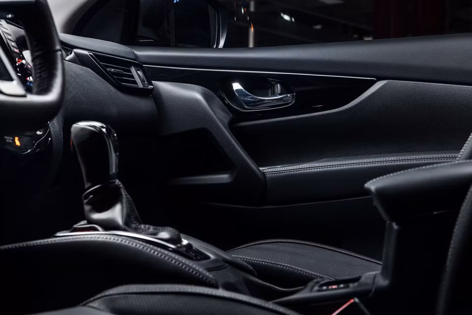 Gói an toàn Safety Shield 360 được cung cấp sẵn, gồm các công nghệ trợ lái như phanh tự động khẩn cấp, phanh tự động phía sau, cảnh báo chệch làn đường, cảnh báo điểm mù, đèn pha thích ứng và cảnh báo phương tiện cắt ngang khi lùi xe.