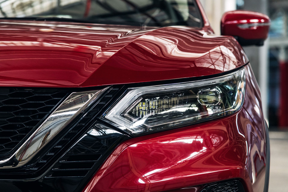 Muốn an toàn hơn, khách hàng có thể chi trả thêm để nhận được công nghệ lái bán tự động ProPilot Assist. Hệ thống này sử dụng các camera và cảm biến siêu âm đặt quanh xe, giúp kiểm soát tốc độ, khoảng cách và độ dừng.