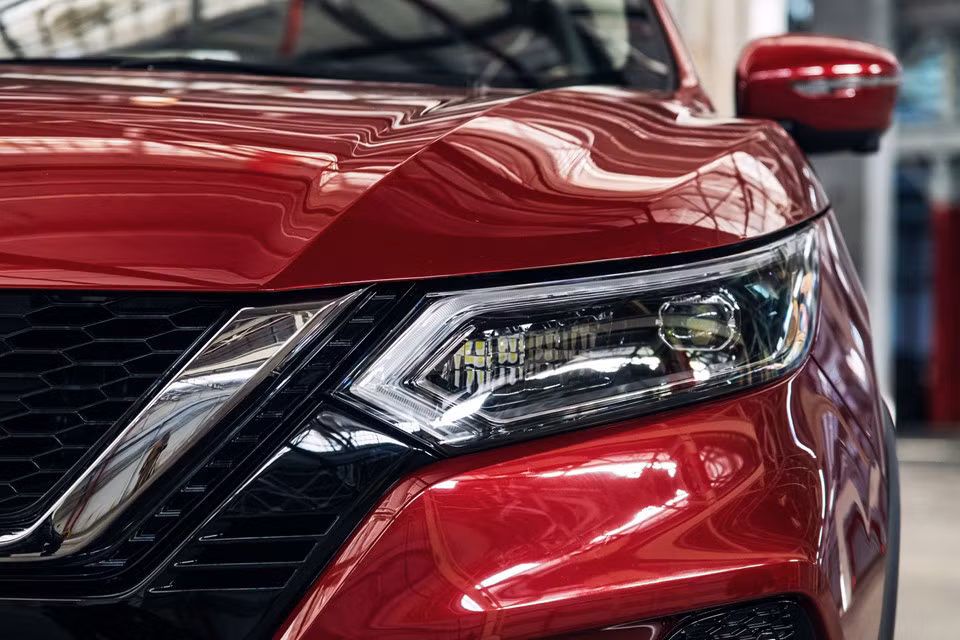 Muốn an toàn hơn, khách hàng có thể chi trả thêm để nhận được công nghệ lái bán tự động ProPilot Assist. Hệ thống này sử dụng các camera và cảm biến siêu âm đặt quanh xe, giúp kiểm soát tốc độ, khoảng cách và độ dừng.