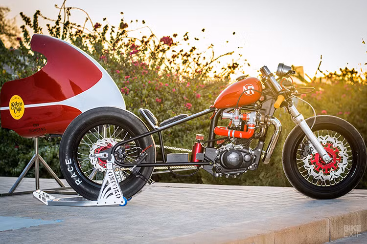 Dàn fairing có kiểu dáng gợi lên thiết kế của MV Agusta ở những năm 50. Alan chế miếng lót yên, miếng đệm lấy từ một chiếc Honda CB750 café racer. Cặp tay lái clip-on cùng gác để chân là phụ tùng độ chính hãng của Triumph Bonneville, các chi tiết này hoàn tất kiểu dáng dragster.