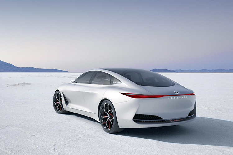 Mẫu xe Infiniti Q Inspiration mới có thiết kế táo bạo và quyến rũ hơn khi lai một chút thiết kế của đuôi xe fastback. Bên trong xe, kết nối hiện diện ở khắp nơi. Mỗi hành khách sẽ có một giao diện cảm ứng để tương tác với xe và người lái cũng có hai màn hình cảm ứng để vận hành xe.