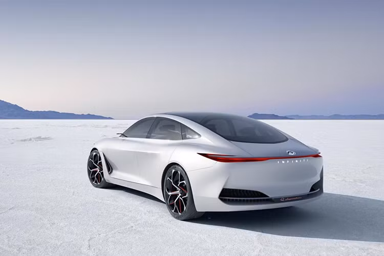 Mẫu xe Infiniti Q Inspiration mới có thiết kế táo bạo và quyến rũ hơn khi lai một chút thiết kế của đuôi xe fastback. Bên trong xe, kết nối hiện diện ở khắp nơi. Mỗi hành khách sẽ có một giao diện cảm ứng để tương tác với xe và người lái cũng có hai màn hình cảm ứng để vận hành xe.