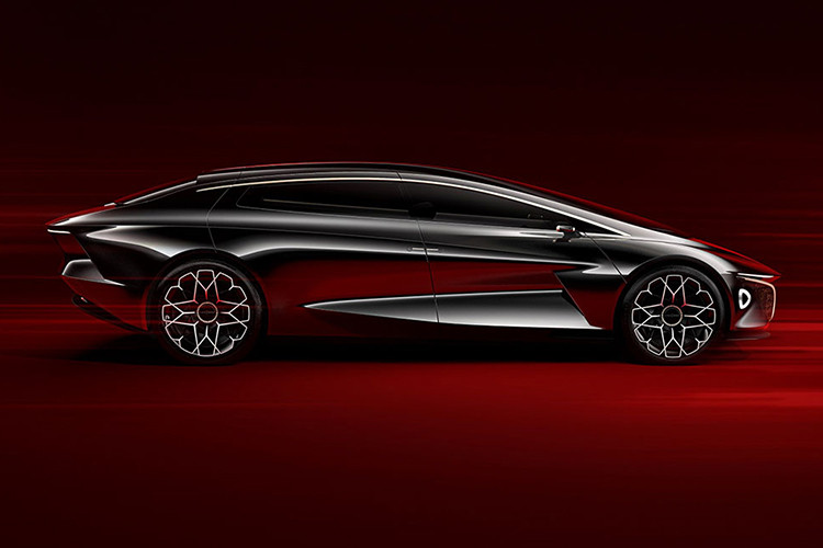 Sau đó không lâu, thương hiệu con của Aston Martin ra mắt chiếc Lagonda Vision Concept. Mẫu xe cỡ lớn Aston Martin Lagonda Vision mới này mang trong mình những chất liệu thượng hạng như thủy tinh cường lực, sợi carbon, gốm, thảm lụa và len, đi kèm với công nghệ tự lái hiện đại.