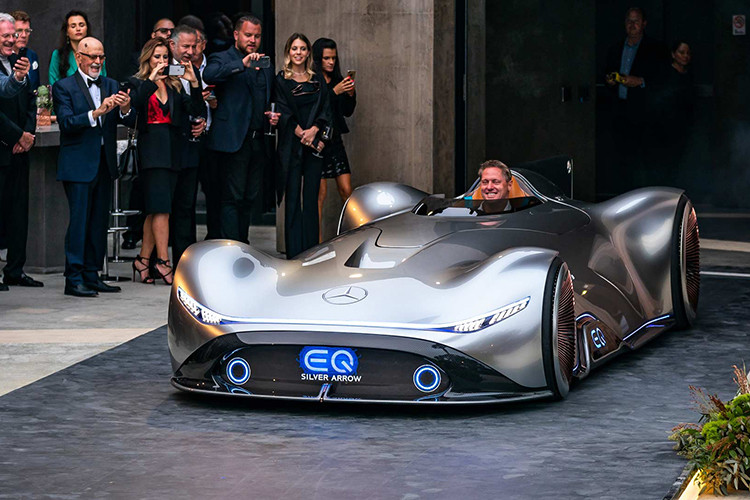 Mercedes-Benz EQ Silver Arrow sử dụng động cơ điện toàn phần sản sinh công suất 738 mã lực, kết hợp với khối pin 80 kWh cho vận tốc tối đa 432 km/h. Bên trong ca-bin là các vật liệu tự nhiên như da, gỗ óc chó kết hợp nhiều chi tiết kỹ thuật cao như hai màn hình cảm ứng hiển thị chủ động.