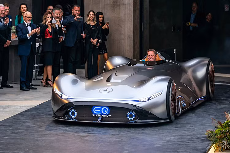 Mercedes-Benz EQ Silver Arrow sử dụng động cơ điện toàn phần sản sinh công suất 738 mã lực, kết hợp với khối pin 80 kWh cho vận tốc tối đa 432 km/h. Bên trong ca-bin là các vật liệu tự nhiên như da, gỗ óc chó kết hợp nhiều chi tiết kỹ thuật cao như hai màn hình cảm ứng hiển thị chủ động.