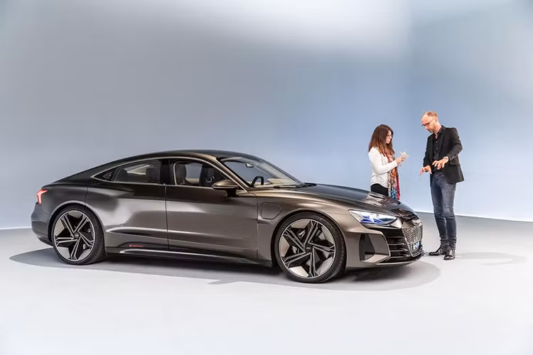 Sau dự án E-Tron SUV, hãng xe sang Đức sẽ tiếp tục mang đến 25 mẫu xe chạy điện khác cho đến hết năm 2025. Chiếc Audi e-tron GT Concept mới ra mắt tại triển lãm Los Angeles Auto Show 2018 là một trong số đó.