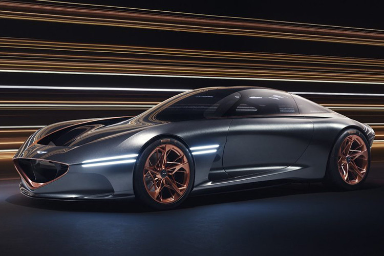 Tại triển lãm New York Auto Show 2018, phân hiệu hạng sang Genesis của Hyundai đã mang đến mẫu concept Essentia khiến cả thế giới ngỡ ngàng. Chiếc coupe có thiết kế hào nhoáng này sở hữu động cơ điện đặt dưới gầm xe, giúp mẫu xe này tăng tốc 0-100 km/h trong dưới 3 giây.
