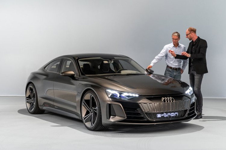 Xây dụng trên nền tảng Porsche Taycan 2020, Audi e-tron GT sở hữu khối pin lithium-ion 96 kWh, cho quãng đường di chuyển khoảng 400 km. Với hai động cơ điện, xe có công suất 590 mã lực, tăng tốc 0-100 km/h trong 3,5 giây. Mẫu concept này sẽ được thương mại hóa từ năm 2020.