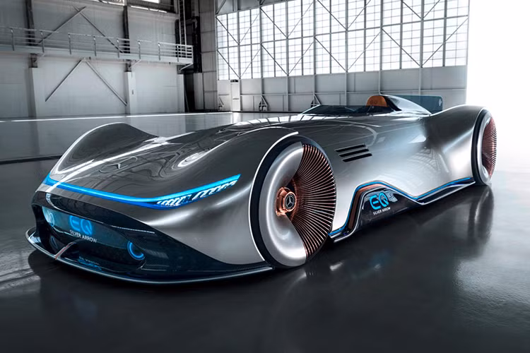 Đúng như tên gọi, mẫu concept Vision EQ Silver Arrow được Mercedes-Benz tạo ra để tưởng nhớ đến chiếc xe đua W125 Silver Arrow năm 1937. Trên phien bản này, xe có thiết kế cổ điển kết hợp với vật liệu hiện đại.
