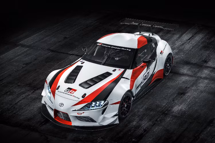 Nội thất của Toyota GR Supra Racing được giảm tối đa khối với ghế ngồi carbon. Bộ vành xe đua BBS có khoá trung tâm giúp đi cùng với bộ lốp đua Michelin và hệ thống phanh của Brembo Racing.