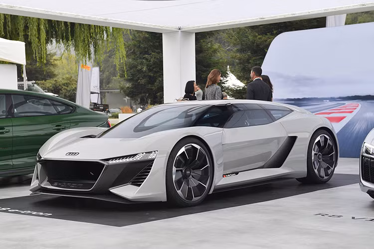 Ra mắt tại lễ hội siêu xe Pebble Beach Concours d’Elegance, chiếc Audi PB18 e-tron Concept là tinh hoa công nghệ của Audi khi kết hợp các công nghệ từ xe đua WEC và giải đua xe điện Formula E. Với kiểu dáng shooting brake bắt mắt, PB18 e-tron đã xóa mờ rào cản giữa kiểu dáng siêu xe và wagon.
