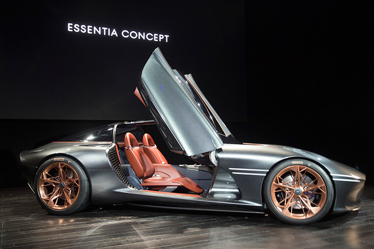 Đây là dòng xe đầu tiên của hãng xe Hàn sử dụng hệ thống khung gầm và thân xe liền khối bằng sợi carbon. Nội thất của mẫu xe Genesis Essentia concept mới này vừa sang trọng vừa hiện đại với da và lụa xanh, tô điểm bởi các chi tiết làm từ nhôm và sợi carbon.