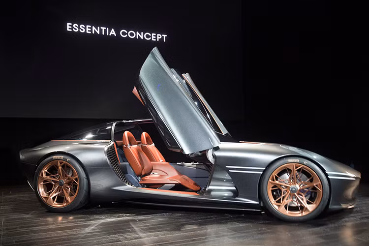 Đây là dòng xe đầu tiên của hãng xe Hàn sử dụng hệ thống khung gầm và thân xe liền khối bằng sợi carbon. Nội thất của mẫu xe Genesis Essentia concept mới này vừa sang trọng vừa hiện đại với da và lụa xanh, tô điểm bởi các chi tiết làm từ nhôm và sợi carbon.