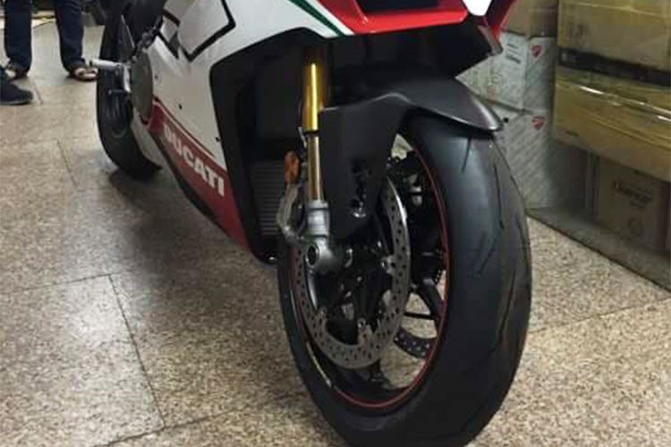 Panigale V4 cũng là mẫu môtô Ducati thương mại đầu tiên sử dụng động cơ V4, được phát triển từ Desmosedici V4 trong giải đua MotoGP. Động cơ có dung tích 1.103 cc, cho công suất 214 mã lực, và 226 mã lực. Biến thể Panigale V4 Special trang bị ống xả titanium Akrapovic. Động cơ này cũng nặng hơn 2,2 kg so với 1299 Panigale.