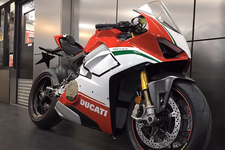 Theo nguồn tin từ Kiến Thức, siêu phẩm Ducati Panigale V4 Speciale đầu tiên cập tại Việt Nam này đã được một thiếu gia Sài Gòn đặt hàng, dự kiến sẽ được bàn giao cho chủ nhân của nó vào tháng 05/2018. Mức giá của xe chưa được tiết lộ nhưng dự đoán khoảng hơn 2 tỷ đồng.