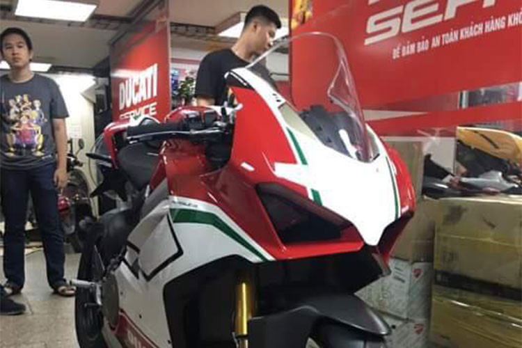 Ducati Panigale V4 Speciale từng giành danh hiệu “Most Beautiful Bike of Show - Xe đẹp nhất" tại triển lãm EICMA 2017 tại Milan, Ý. Theo đại diện Ducati Việt Nam chia sẻ, đây là chiếc Panigale V4 Speciale đầu tiên tại Việt Nam cũng như Châu Á. Xe mang số thứ tự khá đẹp và ý nghĩa đối với người Châu Á (68 mang ý nghĩa Lộc Phát).