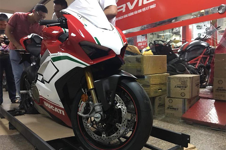 Động cơ của siêu môtô này được hãng xe máy Ducati đặt nghiêng về phía sau 42 độ nhằm tối ưu phân bổ trọng lượng chiếc xe, tăng tính ổn định và thêm không gian cho bộ tản nhiệt cỡ lớn phía trước. Điều đó đồng nghĩa với việc động cơ là phần chịu lực chính trên Ducati Panigale V4 S.
