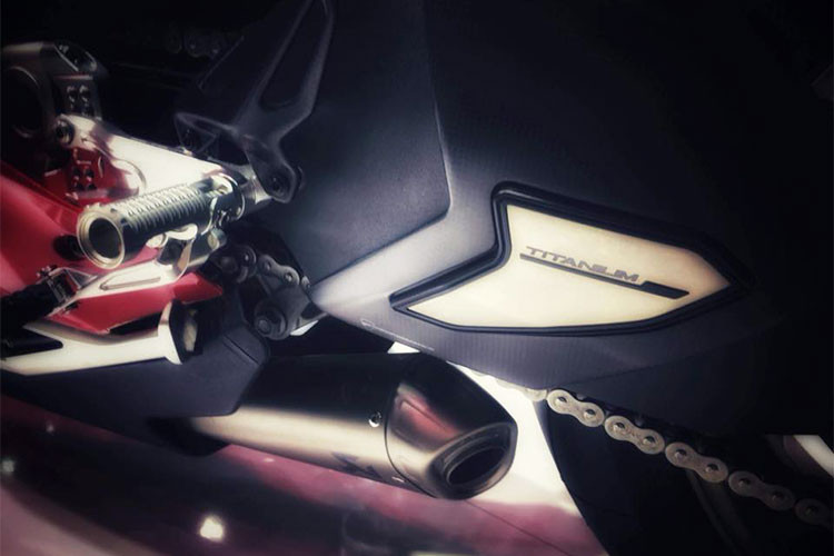 Khi ra mắt thị trường thế giới, xe sẽ có 3 phiên bản là cơ bản bao gồm; bản thường, bàn S và Speciale, Panigale V4 được ra mắt lần này. Giá bán giữa các phiên bản cũng có phần chênh lệch. Xe có giá bán 25.200 USD đối với bản tiêu chuẩn, 31.300 USD (khoảng 711 triệu đồng) và 45.800 USD (khoảng hơn 1 tỷ đồng) đối với bản Speciale.