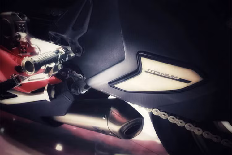 Khi ra mắt thị trường thế giới, xe sẽ có 3 phiên bản là cơ bản bao gồm; bản thường, bàn S và Speciale, Panigale V4 được ra mắt lần này. Giá bán giữa các phiên bản cũng có phần chênh lệch. Xe có giá bán 25.200 USD đối với bản tiêu chuẩn, 31.300 USD (khoảng 711 triệu đồng) và 45.800 USD (khoảng hơn 1 tỷ đồng) đối với bản Speciale.