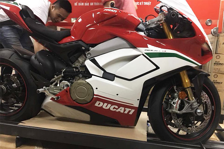 Siêu môtô thể thao Ducati mới sở hữu thiết kế có thể bao quát trong 2 mặt chính: nâng cấp từ "đàn anh" 1299 Panigale hiện tại và có khá nhiều nét chung với dòng Supersport. Tuy nhiên Panigale V4 được trang bị phần ngoại thất hết sức hào nhoáng khiến ai ai nhìn vào cũng phải mê mẩn.