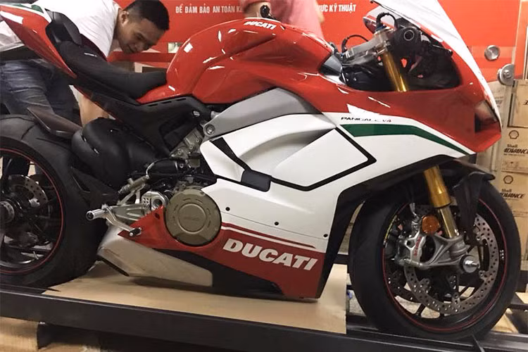 Siêu môtô thể thao Ducati mới sở hữu thiết kế có thể bao quát trong 2 mặt chính: nâng cấp từ "đàn anh" 1299 Panigale hiện tại và có khá nhiều nét chung với dòng Supersport. Tuy nhiên Panigale V4 được trang bị phần ngoại thất hết sức hào nhoáng khiến ai ai nhìn vào cũng phải mê mẩn.