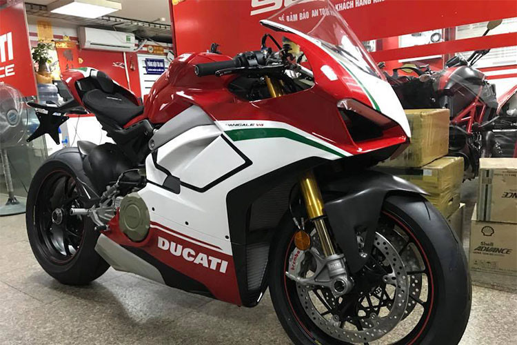 Siêu môtô Ducati Panigale V4 Speciale đầu tiên đã về Việt Nam vào tối ngày 24/4/2018 vừa qua theo dạng nhập khẩu chính hãng. Điều đặc biệt là chiếc xe này đã có chủ nhân và mang số thứ tự 0068/1500 (số lượng giới hạn chỉ có 1500 chiếc được sản xuất trên toàn thế giới).