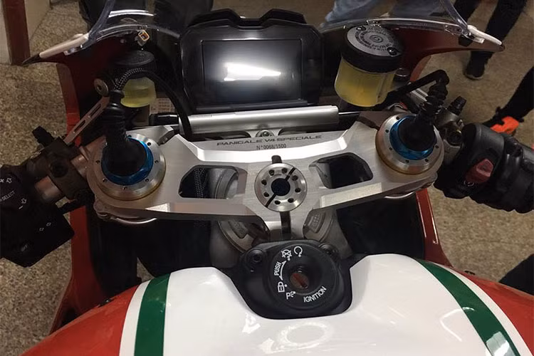 Panigale V4 được cải tiến triệt để so với phiên bản Panigale 1299 trước đó. Nó được xem là siêu phẩm mở ra một kỷ nguyên mới của hãng xe Ý, nhờ sở hữu động cơ V4 Desmosedici Stradale hoàn toàn mới chia tay với động cơ L-Twin truyền thống được sử dụng nhiều năm qua.