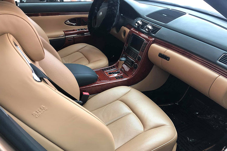 Đẳng cấp nhất trên những dòng xe siêu sang của Maybach chính là hàng ghế sau có thể chỉnh tư thế thoải mái, nhớ vị trí và chỉnh cả tư thế ghế phụ trước làm sao đảm bảo người ngồi thoải mái nhất. Giữa 2 hàng ghế có tủ lạnh mini, hộc đựng ly và cụm điều chỉnh âm thanh, màn hình độc lập từng vị trí.