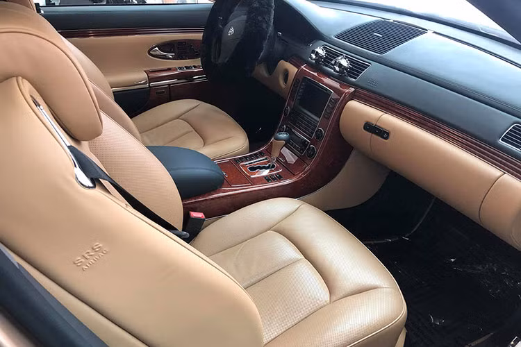 Đẳng cấp nhất trên những dòng xe siêu sang của Maybach chính là hàng ghế sau có thể chỉnh tư thế thoải mái, nhớ vị trí và chỉnh cả tư thế ghế phụ trước làm sao đảm bảo người ngồi thoải mái nhất. Giữa 2 hàng ghế có tủ lạnh mini, hộc đựng ly và cụm điều chỉnh âm thanh, màn hình độc lập từng vị trí.