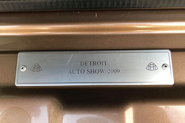 Mặc dù là những chiếc xe được sản xuất từ 2009, siêu xe sang Maybach 57S vẫn sở hữu dải đèn LED chiếu sáng ban ngày hiện đại không kém nhiều mẫu xe đời mới hiện nay. Trên chiếc Maybach 57S màu đồng độc nhất Việt Nam này còn có huy hiệu Detroit Auto Show 2009.