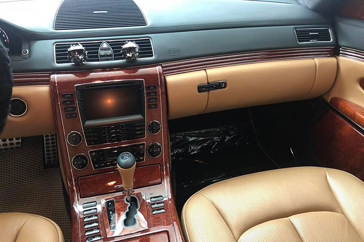 Nội thất của chiếc Maybach 57S màu độc nhất Việt Nam còn có nhiều chi tiết ốp gỗ và rèm che nắng ở tất cả cửa sổ. Trần xe bọc da lộn với 3 đồng hồ tốc độ, thời gian và nhiệt độ cho người ngồi sau vẫn nắm bắt được tình hình của xe.